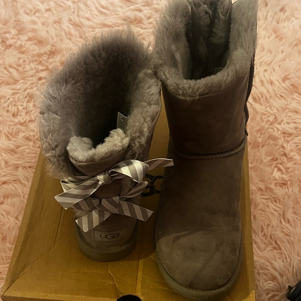 Grey Uggs With bows